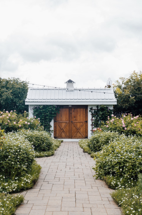 Onderhoudsvrij & Duurzaam: De Voordelen van een Kunststof Tuinhuis op Maat